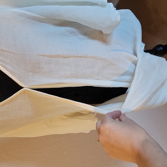 NWT White flutter sleeve surplice blouse - Picture 4 of 6